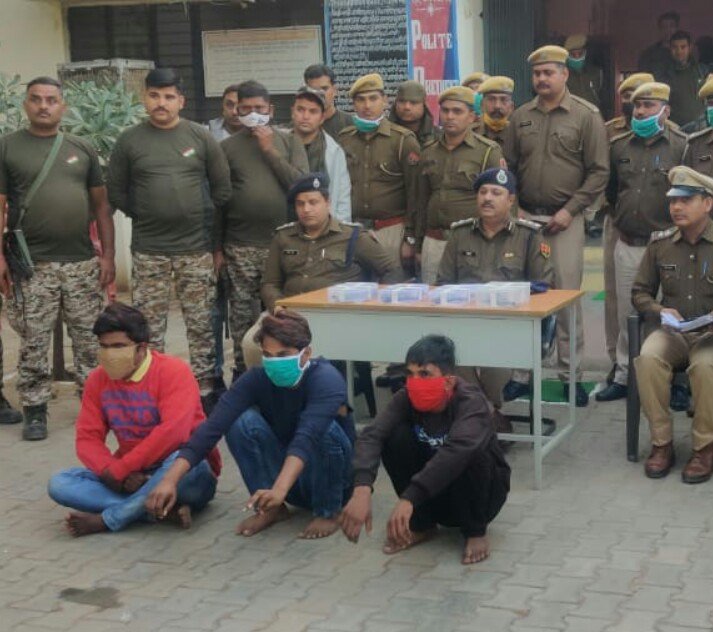 धौलपुर जिला के बीहड़ों में पुलिस ने कार्रवाई कर तीन आरोपियों को अवैध हथियारों के साथ किया गिरफ्तार | New India Times