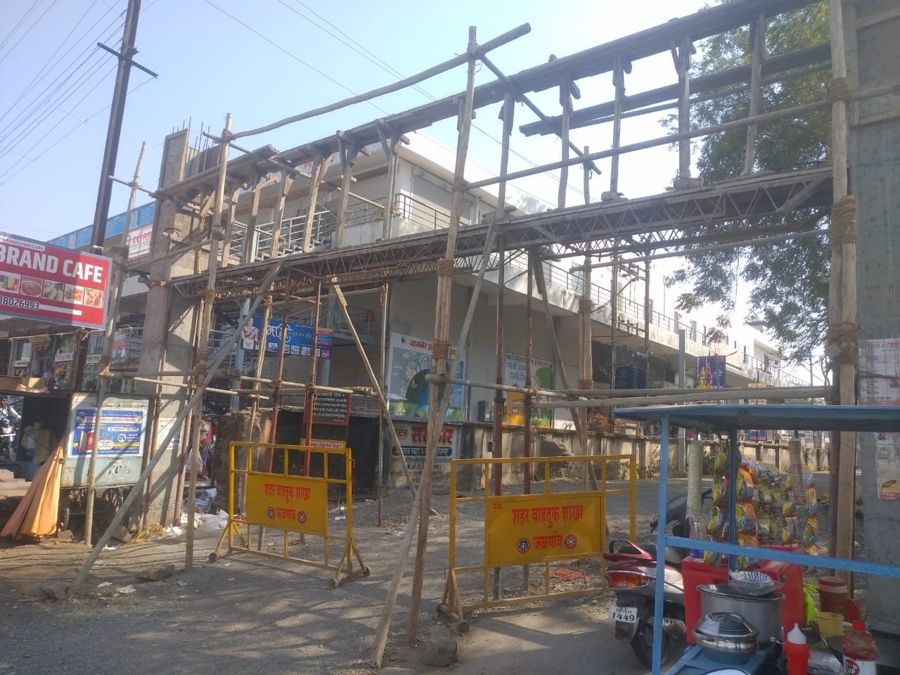 उपजिला अस्पताल के निर्माणाधीन प्रवेशद्वार का काम अधर में | New India Times