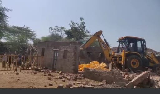 भाजपा नेत्री निर्मला शांडिल्य की गौशाला पर प्रशासन ने चलवाया बुलडोजर | New India Times