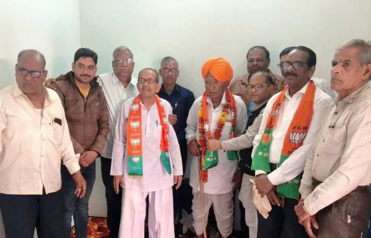 कमल पुष्प अभियान के तहत वरिष्ठ नेताओं को कमल पुष्प की उपाधि देकर किया गया सम्मान | New India Times