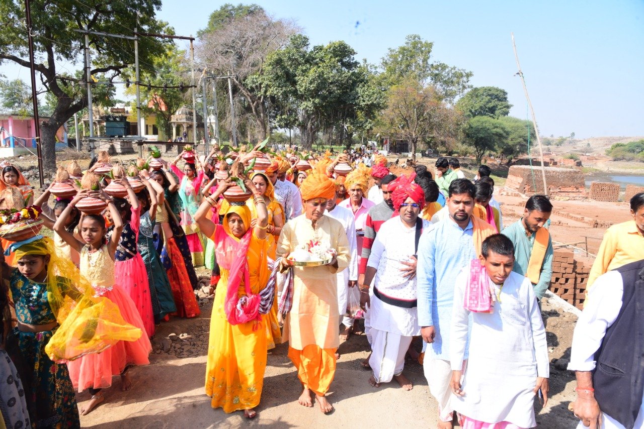 पांच दिवसीय प्रतिष्ठा महोत्सव का हुआ शुभारंभ, बड़े ही उत्साह के साथ बालिकाएं, महिलाएं सिर पर कलश लेकर आईं नजर | New India Times