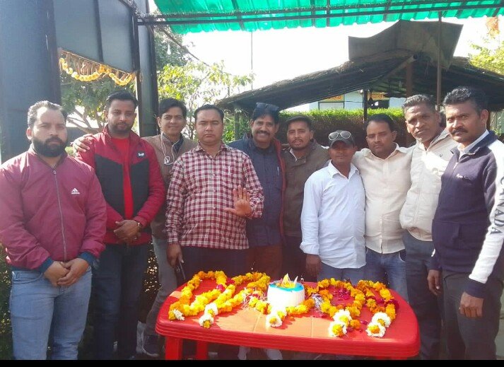 वरिष्ठ पत्रकार धर्मेंद्र बिधौलिया का बड़े ही धूमधाम से बाड़ी रोड रमन रेस्टोरेंट में मनाया गया जन्मदिन | New India Times