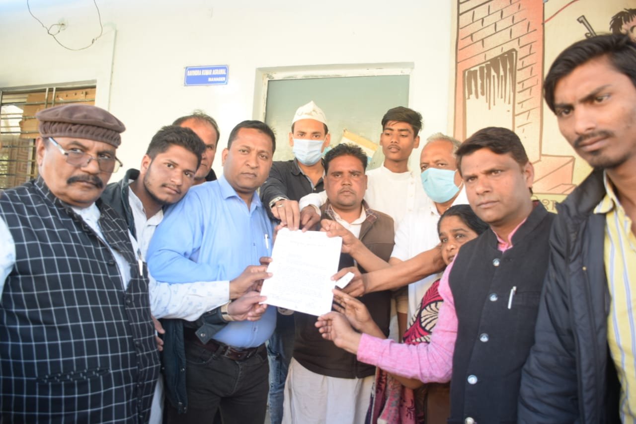 कांग्रेसी नेता मोहम्मद शावर ने गोविंद पूरा इंडस्ट्री गेट के कार्यालय पर बिजली प्रबंधक को एक ज्ञापन सौंप कर की समस्या के निराकरण की मांग | New India Times