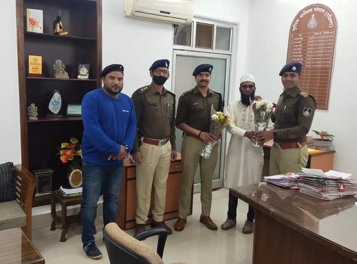 अपनी जान की बाज़ी लगा कर ट्रेन के नीचे आई युवती की जान बचाने वाले महबूब को डीसीपी जोन 1 श्री साई कृष्णा द्वारा किया गया सम्मानित | New India Times