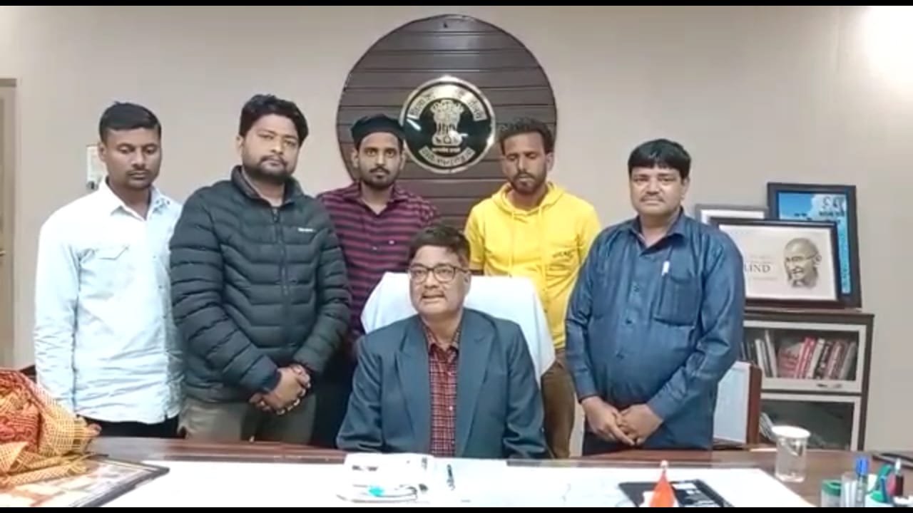 हेल्पिंग इंडिया एजूकेशन सोसायटी के कार्यकर्ताओं द्वारा जिला कलेक्टर का किया गया भव्य स्वागत | New India Times