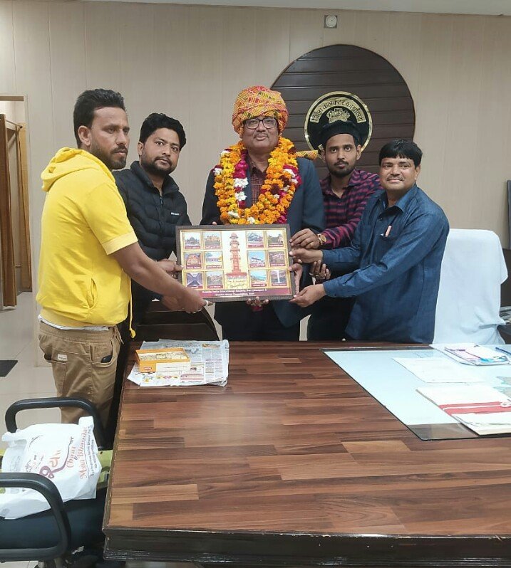 हेल्पिंग इंडिया एजूकेशन सोसायटी के कार्यकर्ताओं द्वारा जिला कलेक्टर का किया गया भव्य स्वागत | New India Times