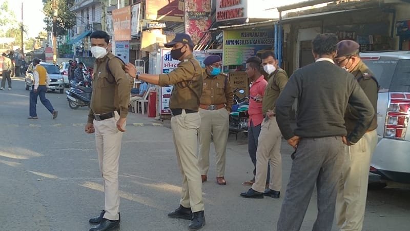 यातायात नियमों का उल्लंघन करने वाले वाहन चालक सहित बिना मास लगाए लोगों पर की गई कार्यवाही | New India Times