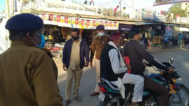 यातायात नियमों का उल्लंघन करने वाले वाहन चालक सहित बिना मास लगाए लोगों पर की गई कार्यवाही | New India Times