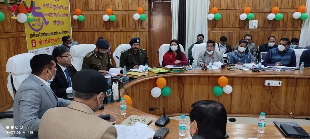 आयुक्त व डीआईजी ने की निर्वाचन तैयारियों की समीक्षा | New India Times