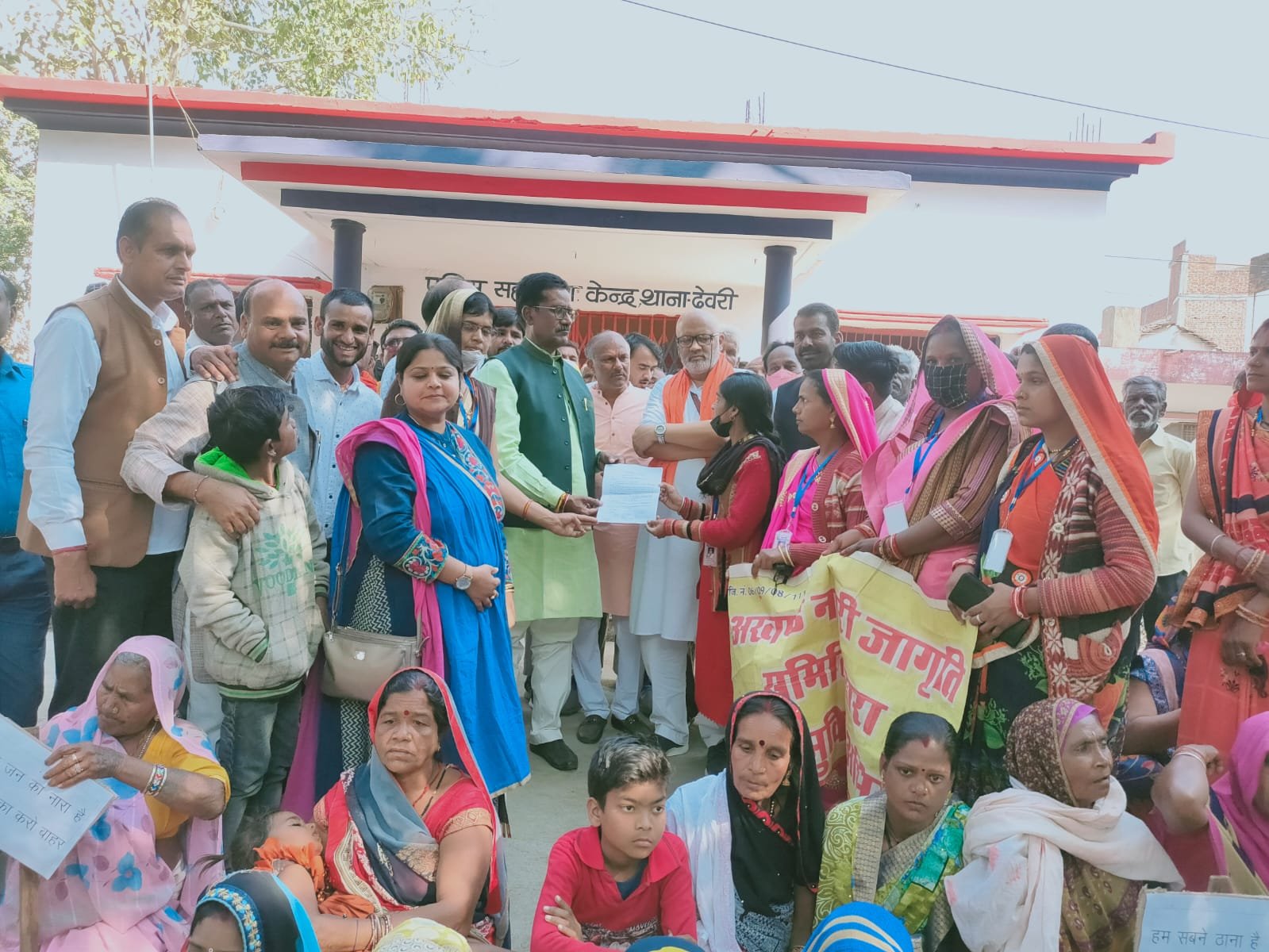 सर्वदलीय मोर्चा देवरी ने धार्मिक स्थल से शराब दुकाने हटाने को लेकर आमसभा कर चलाया हस्ताक्षर अभियान. शराब दुकान देवरी शहर से बाहर हटने से बढ़ते महिला अपराधों में होगी कमी: हर्ष यादव | New India Times