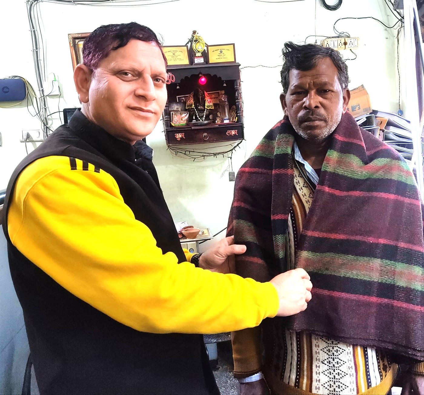 कड़ाके की ठंड में ब्रज यातायात एवं पर्यावरण जनजागरूकता समिति उत्तर प्रदेश मथुरा में लोगों की लगातार कर रही है मदद | New India Times