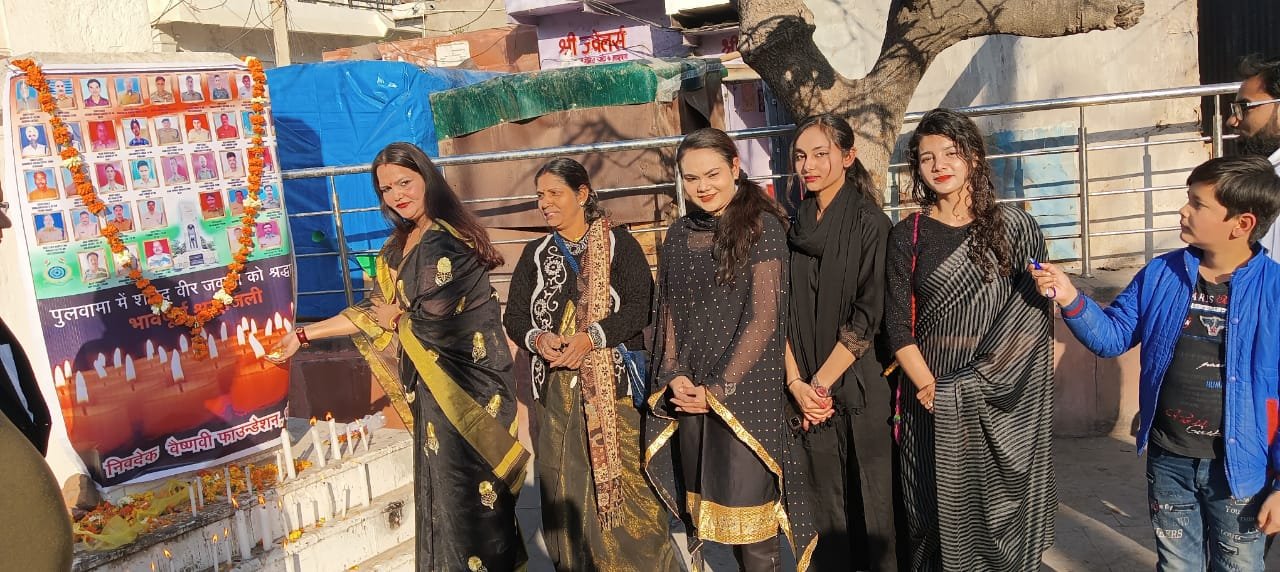 पुलवामा हमले में शहीद हुए जवानों को वैष्णवी फाउंडेशन के पदाधिकारियों द्वारा दी गई श्रद्धांजलि | New India Times