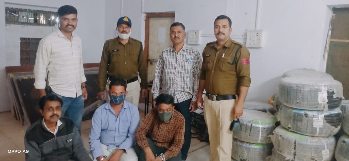 बुरहानपुर के व्यापारियों से धोखाधड़ी करने वाले जळगांव जामोद के तीन आरोपियों को गिरफ़्तार कर पुलिस ने उनके कब्ज़े से लगभग 6,00,000/- रूपये का सामान किया जप्त | New India Times