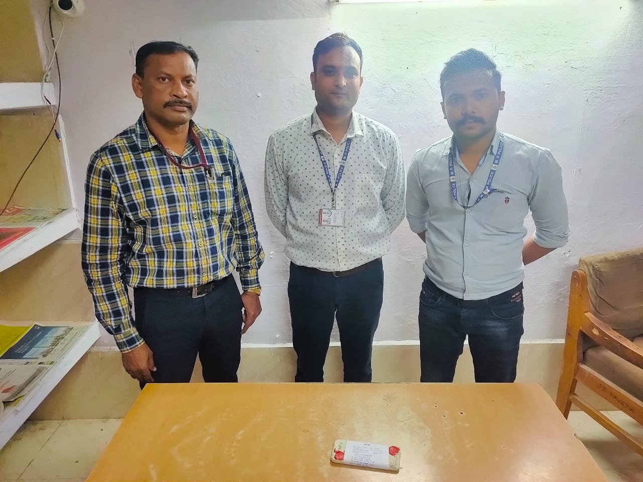 फेसबुक पर फर्जी आई.डी बनाकर महिला का मोबाइल नंबर शेयर कर उसको परेशान करने वाले आरोपी को सायबर क्राइम की टीम ने हरदा से किया गिरफ्तार | New India Times