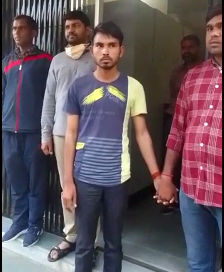 स्कॉलरशिप के बदले रिश्वत लेते ई-मित्र संचालक और श्रम विभाग अधिकारी विमल प्रताप को एसीबी ने किया गिरफ्तार | New India Times