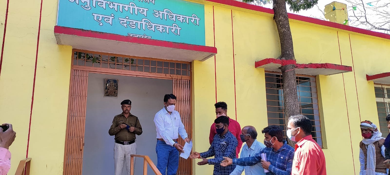 ग्रामीणों का आरोप, 1 माह का राशन सेल्समैन ने किया गायब, सैकड़ों ग्रामीण पहुंचे एसडीएम कार्यालय | New India Times