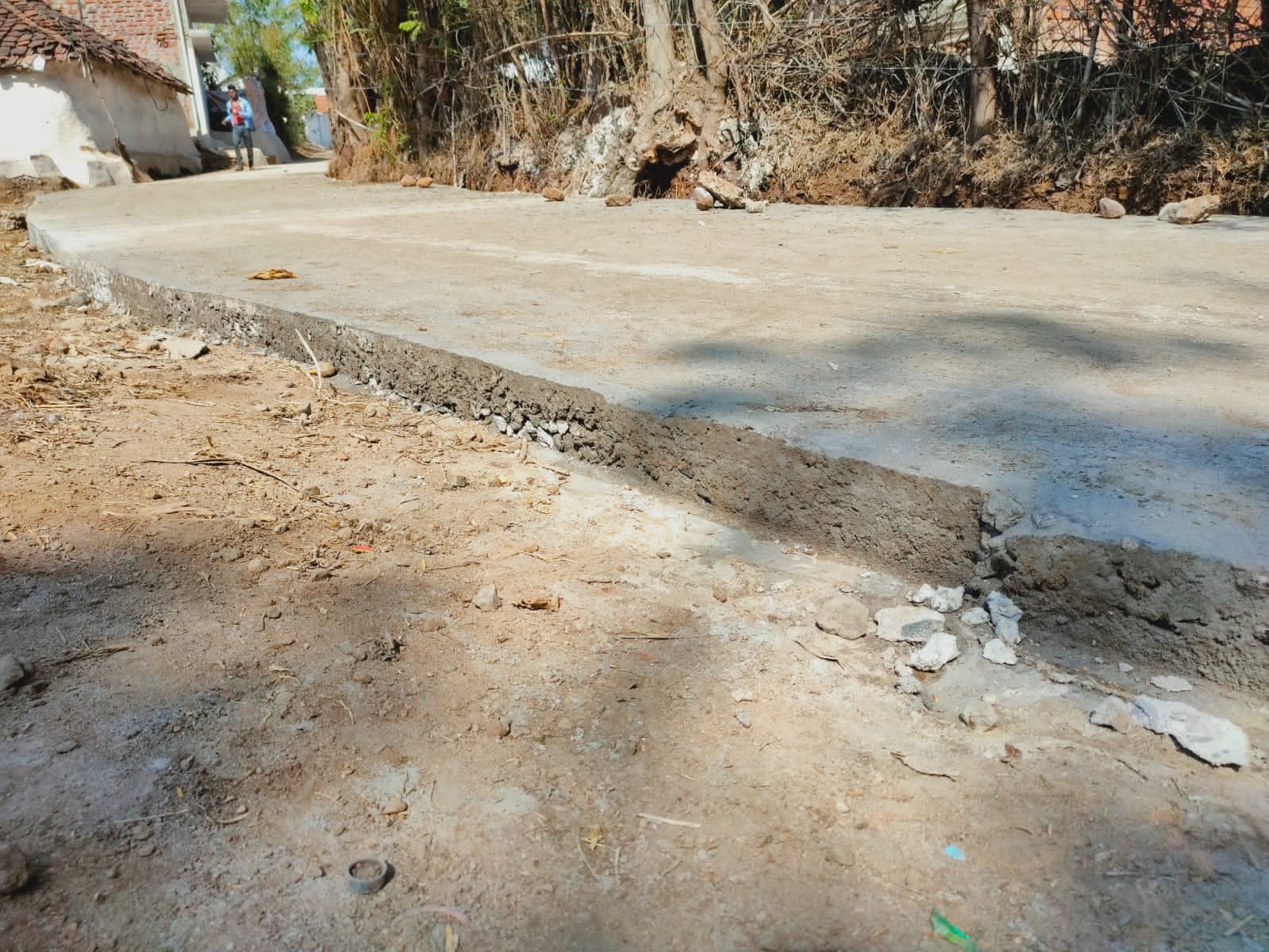 करीब 10 लाख की लागत से बनने वाली सड़क चढ़ी भ्रष्टाचार की भेंट | New India Times