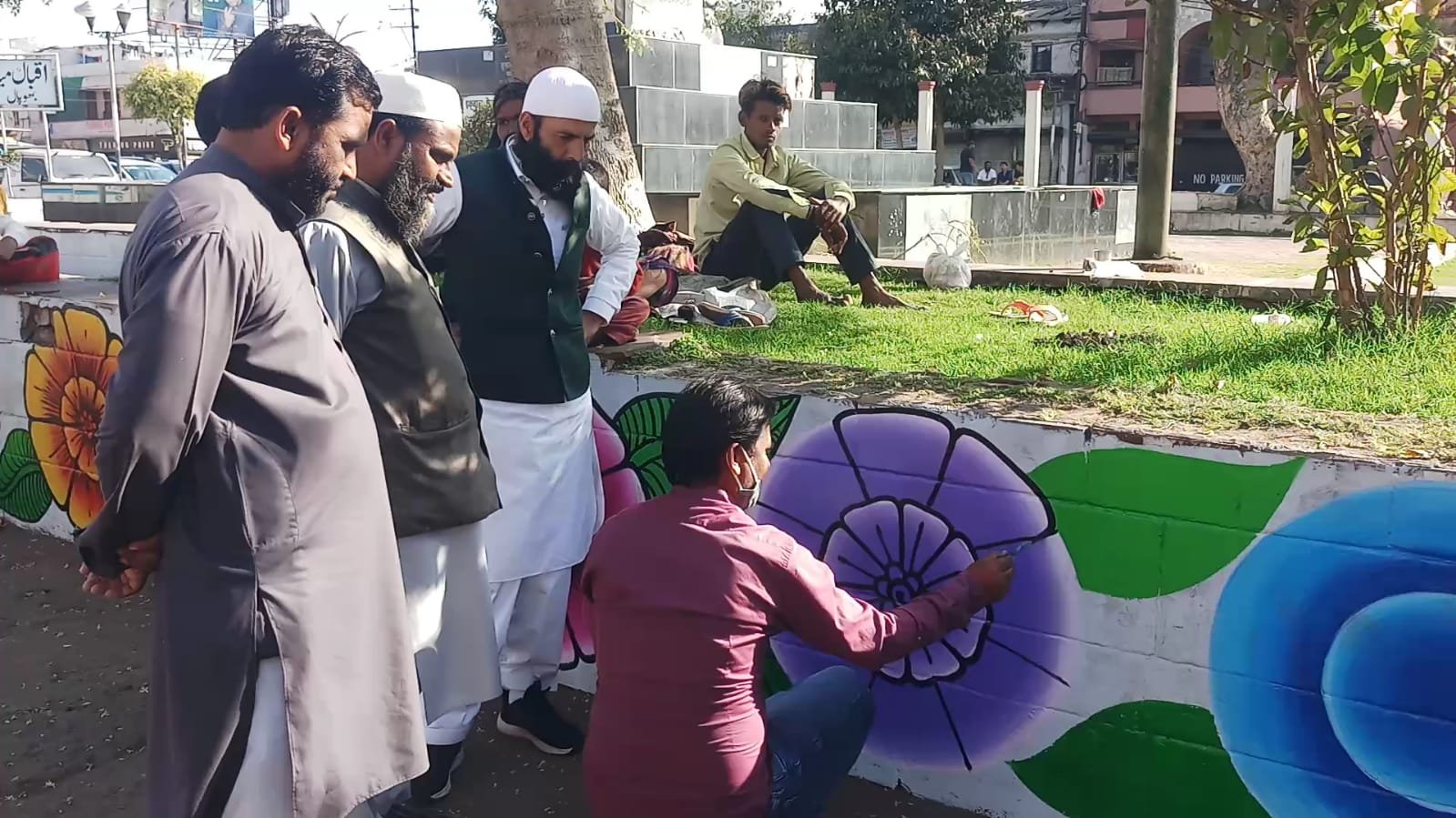 नगर निगम द्वारा इक़बाल मैदान के बाहरी दीवारों पर पेंटिंग कर उसकी बदहाली को छुपाने की हो रही है एक नाकाम कोशिश | New India Times