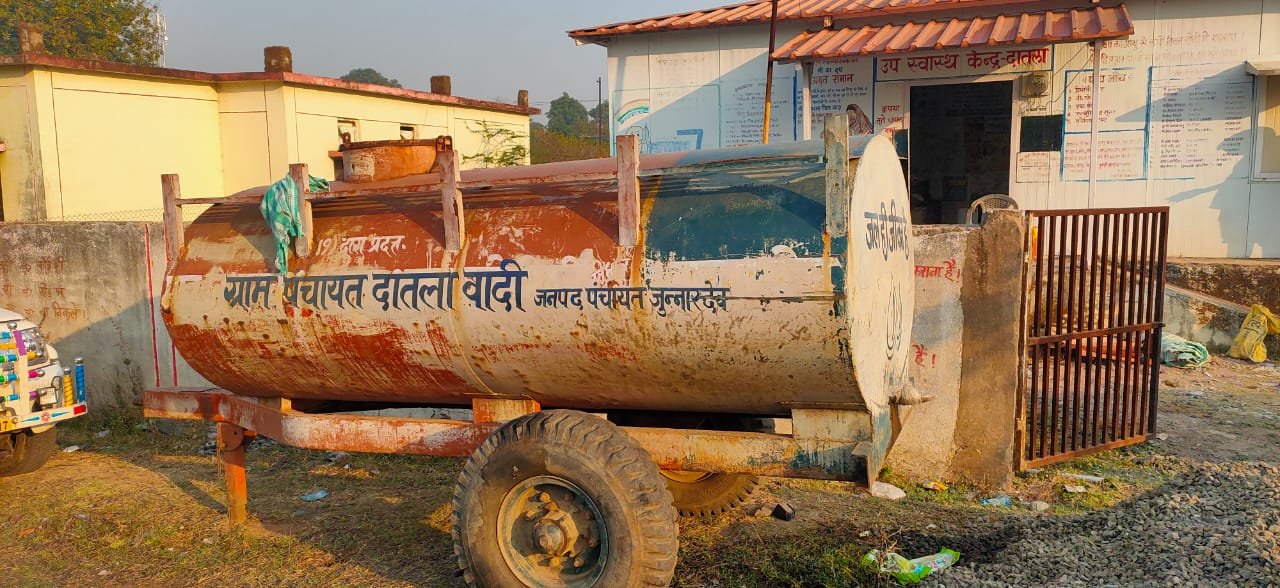 पेयजल की समस्या से जूझ रहे ग्रामीणों के पुख्ता इंतजाम न होकर पंचायत का पानी टैंकर लगा निर्माण कार्य में | New India Times