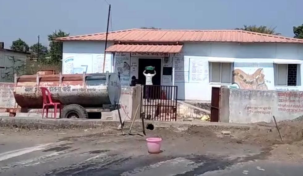 पेयजल की समस्या से जूझ रहे ग्रामीणों के पुख्ता इंतजाम न होकर पंचायत का पानी टैंकर लगा निर्माण कार्य में | New India Times