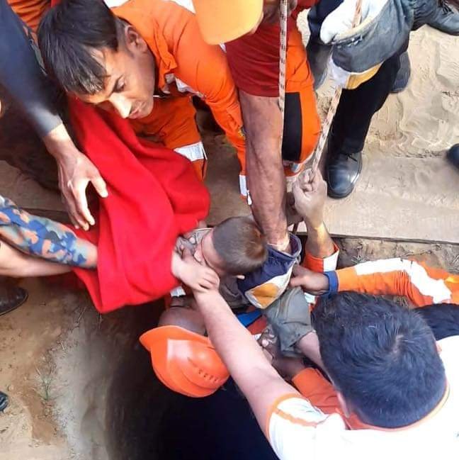 बोरवेल में फंसे चार वर्षीय मासूम रविन्द्र उर्फ गुड्डू को रेस्क्यू टीम ने सुरक्षित बाहर निकाला | New India Times