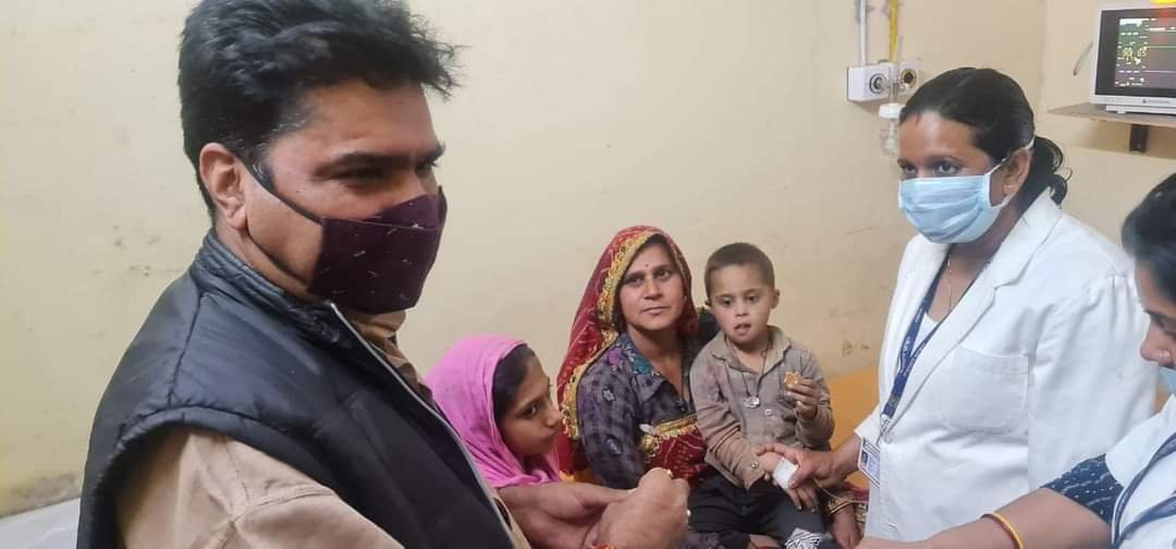 बोरवेल में फंसे चार वर्षीय मासूम रविन्द्र उर्फ गुड्डू को रेस्क्यू टीम ने सुरक्षित बाहर निकाला | New India Times