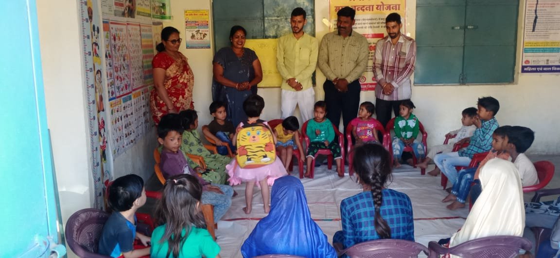 बच्चों के बैठने के लिए कुर्सियां भेंट करने के साथ भाजपा के सक्रिय कार्यकर्ता ने गोद ली आंगनवाड़ी | New India Times