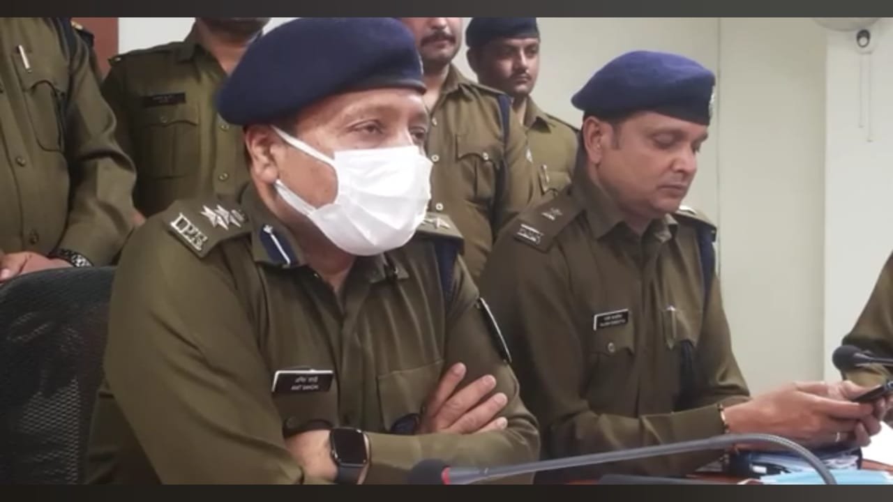 महिला की सनसनीखेज हत्या की घटना का हुआ खुलासा, महिला की गला काट कर हत्या करने वाले अज्ञात आरोपी को पुलिस ने 6 घण्टे के अन्दर किया गिरफ्तार | New India Times