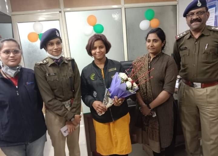नाबालिग बच्ची के साथ हुए अपराध में तत्काल शोर मचा कर लोगों को बुलाने वाली महिला को एसीपी निधि सक्सेना ने पुष्पगुच्छ देकर किया सम्मानित | New India Times