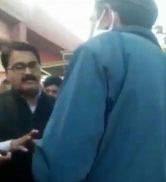 कलक्ट्रेट के चंद कर्मियों की दंबगई के चलते जिला कलेक्टर और एसपी ने तोड़ा तीन ट्रैफिक पुलिस कर्मियों का मनोबल | New India Times