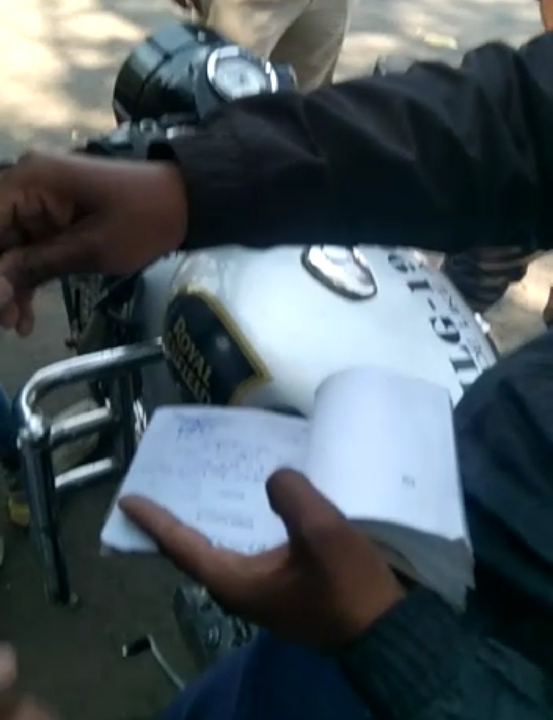 टारगेट पूरा करने के नाम पर हमीदिया हॉस्पिटल चौराहे पर ट्रैफिक पुलिस द्वारा हर एक गाड़ी को रोक कर की जा रही है चालानी कार्रवाई | New India Times