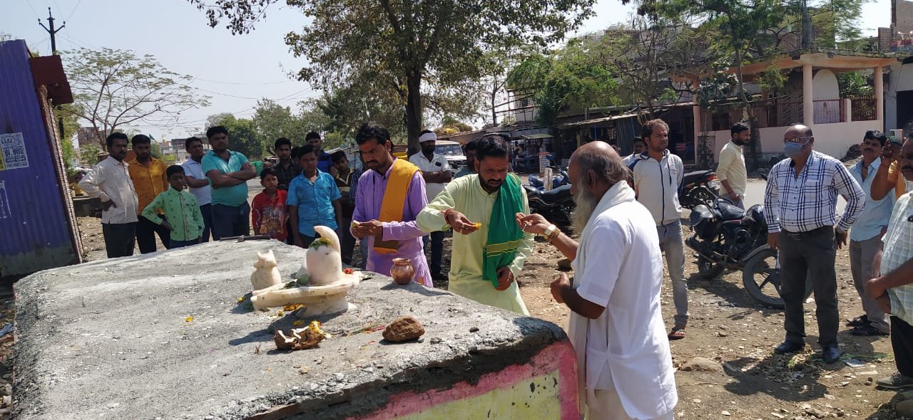 अज्ञात तत्वों द्वारा पंचायत में बने नाडेफ पर शिवरात्रि के पूर्व कर दी शिवजी के मूर्ति की स्थापना, प्रशासनिक अधिकारियों के निर्देश पर वहाँ से हटा कर एक मंदिर में रखवाई गई मूर्ति | New India Times