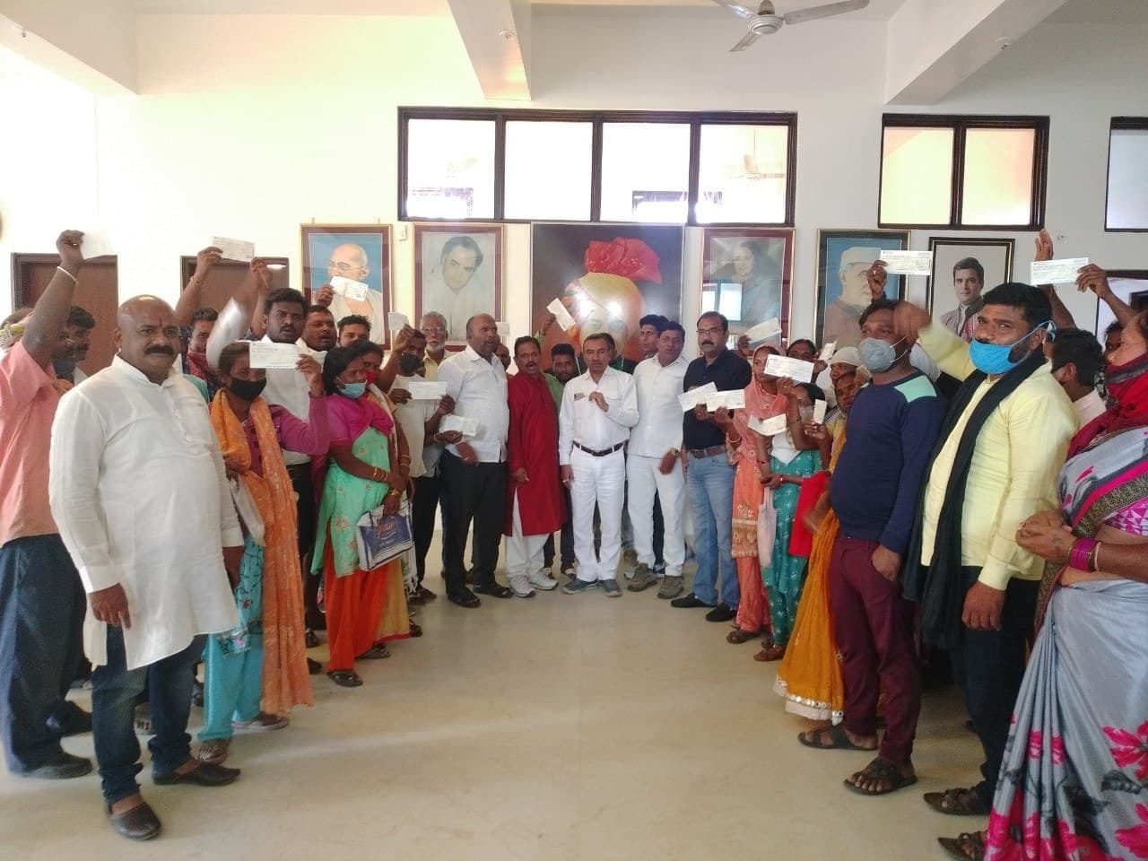 नकुलनाथ-कमलनाथ ने बेघर परिवारों को दी आर्थिक सहायता | New India Times