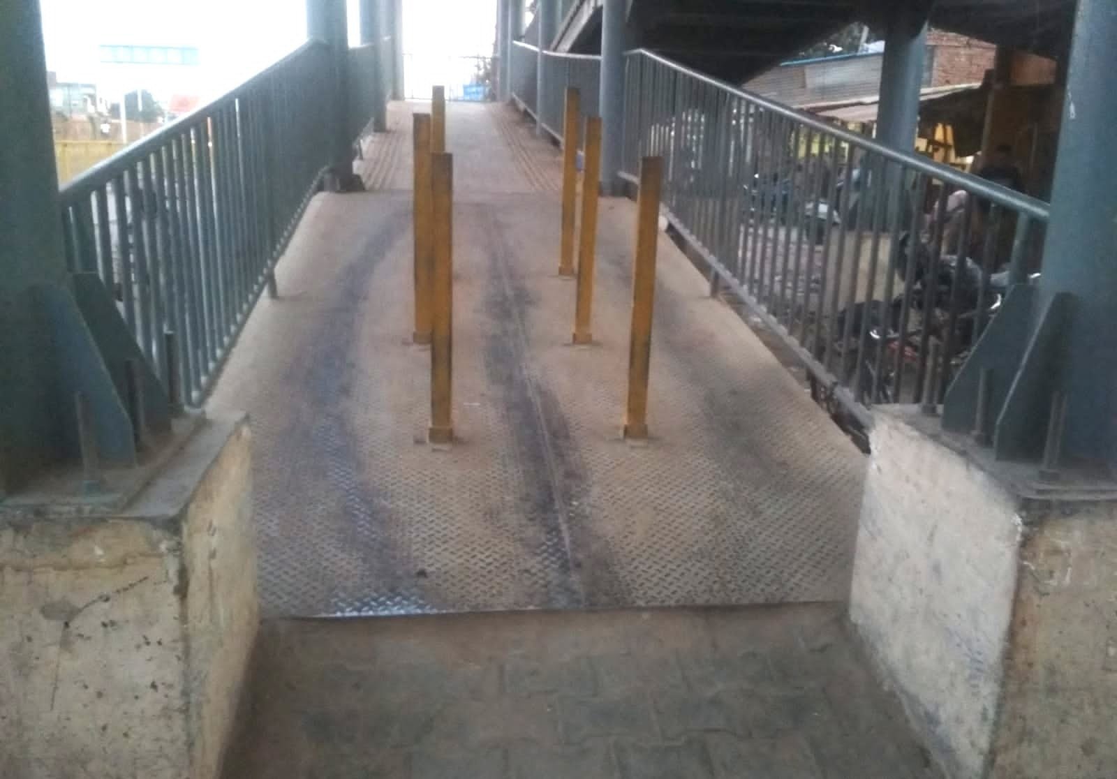 मथुरा मंडी पर बने फुट ब्रिज को खोलने की जिलाधिकारी से की गई मांग | New India Times