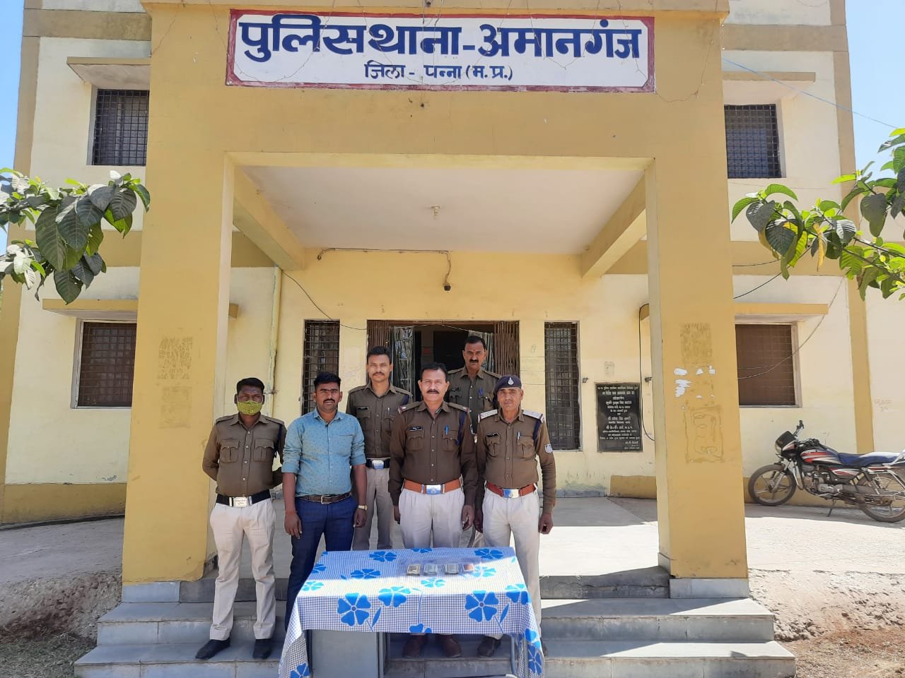 जुआँ खेल रहे 9 आरोपी गिरफ्तार, आरोपियों के कब्जे एवं फड़ से 57 हजार 400 रूपये नगद एवं ताश के 52 पत्ते जप्त | New India Times