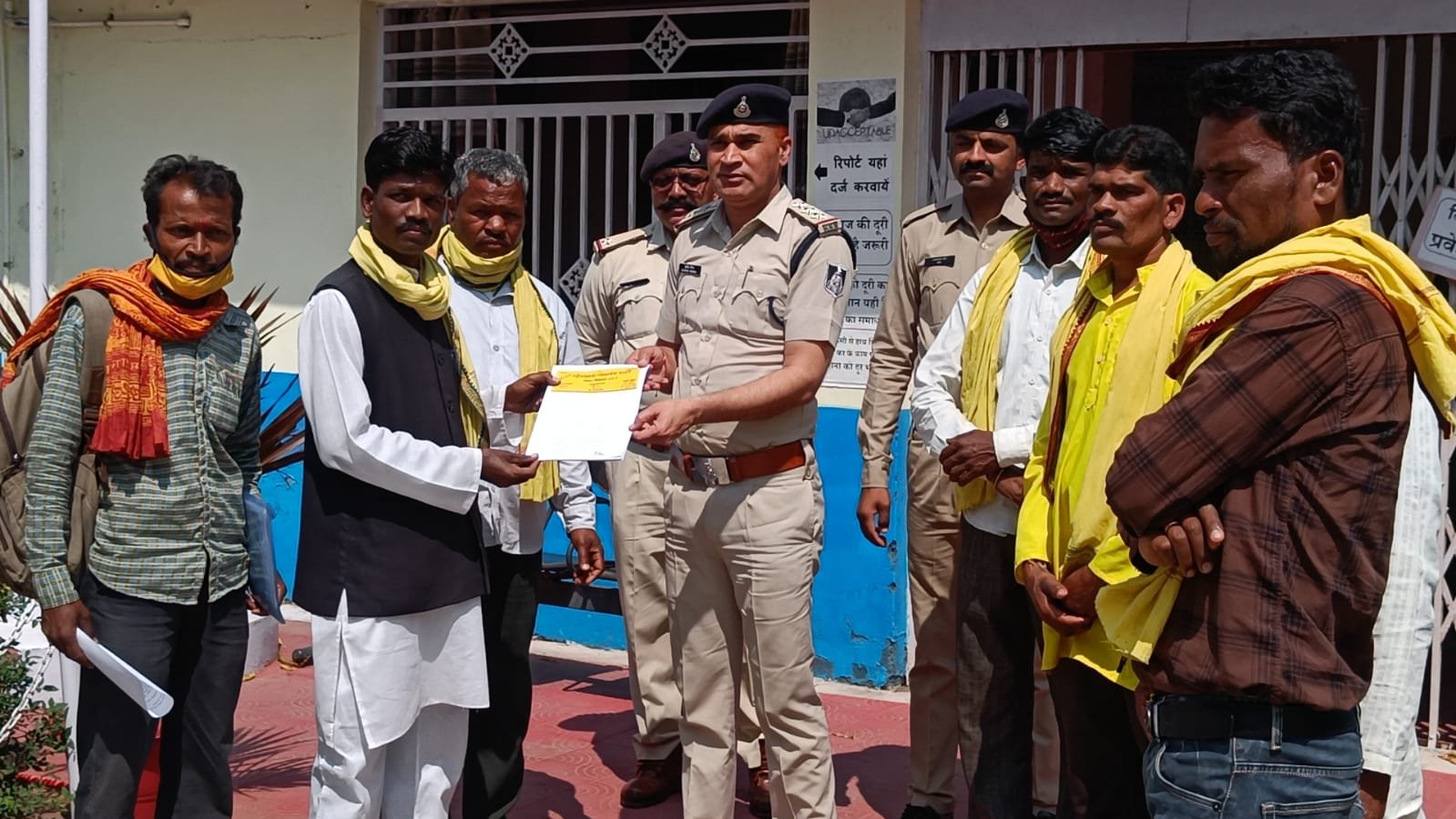 थाने की दहलीज पर गोंडवाना गणतंत्र पार्टी ने थाना प्रभारी को समस्याओं से अवगत कराते हुए सौंपा ज्ञापन | New India Times