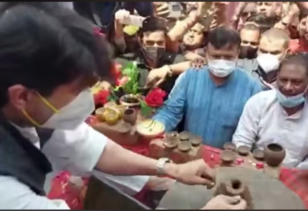 केंद्रीय मंत्री ज्याेतिरादित्य सिंधिया ने किया सबको अचंभित, चाक पर बनाये मिटटी के बर्तन | New India Times