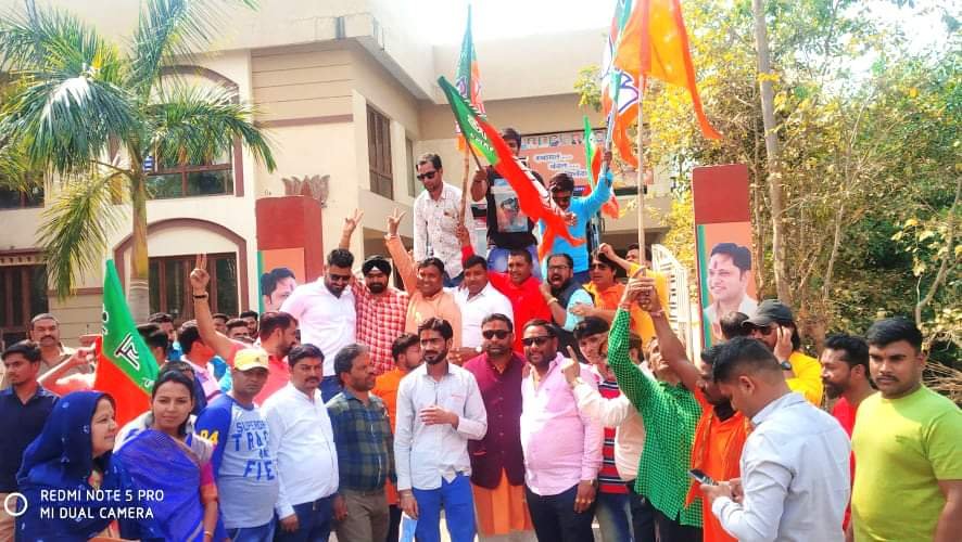 प्रचंड जीत पर भाजपा ने मनाया जश्न, वितरित की मिठाई और जेसीबी व वाहनों पर सवार होकर शहर के प्रमुख मार्गों से निकाली विजय रैली | New India Times