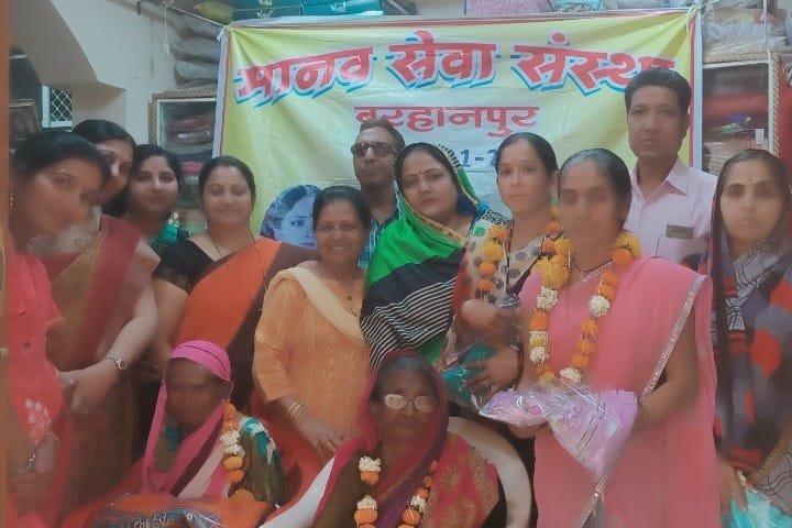 मानव सेवा संस्था ने साड़ियां भेंट करके मनाया महिला दिवस | New India Times