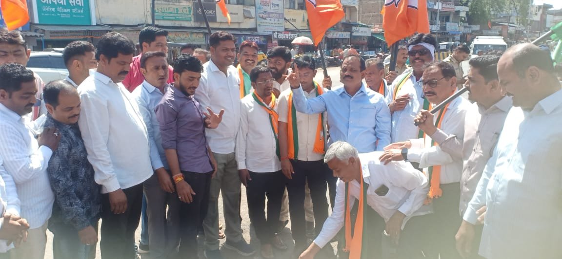 फडणवीस को जारी नोटिस पर भाजपाइयों ने काटा बवाल, जमकर ट्रोल हुई भगवा पार्टी | New India Times