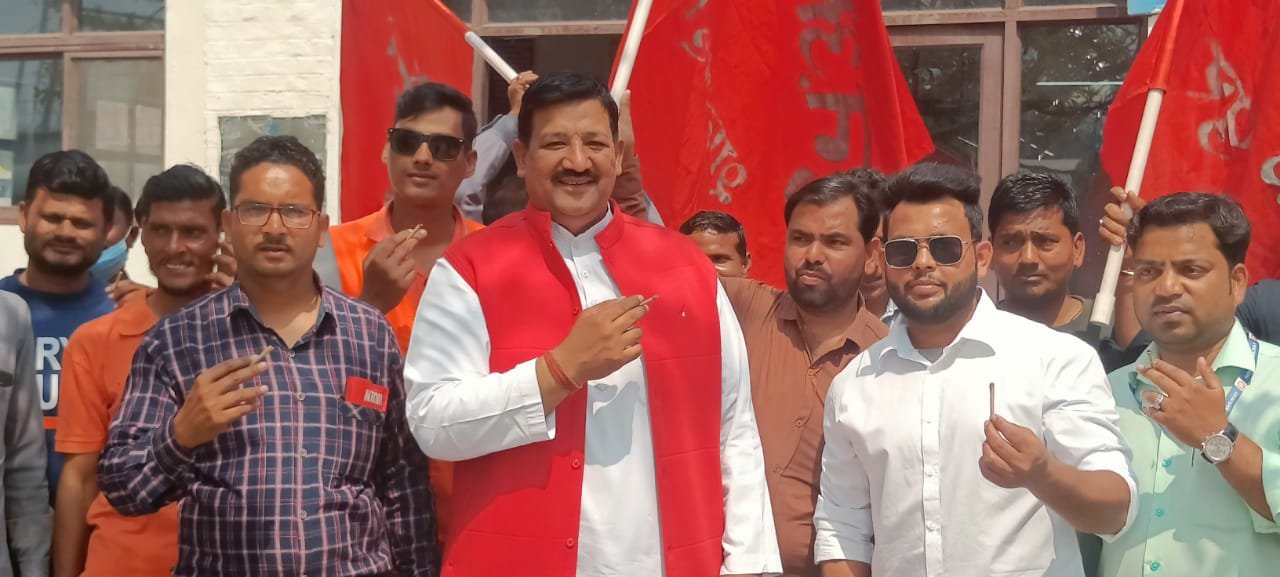 न्यू पेंशन स्कीम के विरोध में नरमू का अजीब प्रदर्शन, बीड़ी पीकर जताया विरोध | New India Times