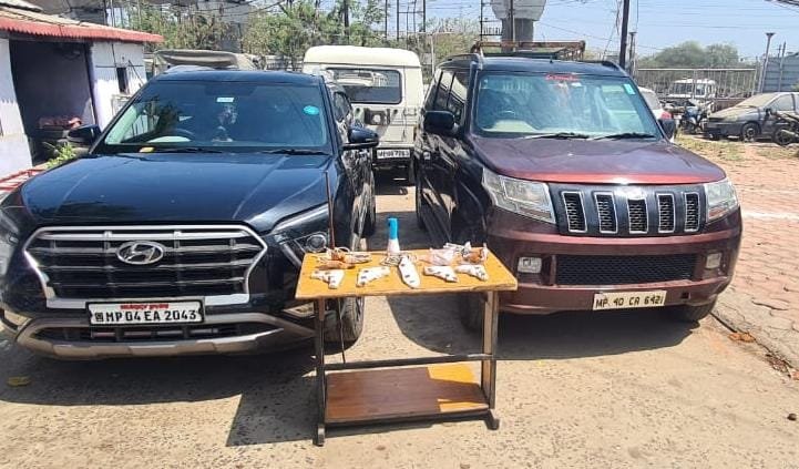 पेट्रोल पंप मालिक को लूटने की योजना बनाते हुए 7 आरोपियों को भोपाल क्राइम ब्रांच ने किया गिरफ्तार, 4 देशी पिस्टल, 7 जिन्दा कारतूस, धारदार छुरा व लाल मिर्च पाउडर, टाॅर्च, रस्सी एवं दो चार पहिया वाहन जप्त | New India Times