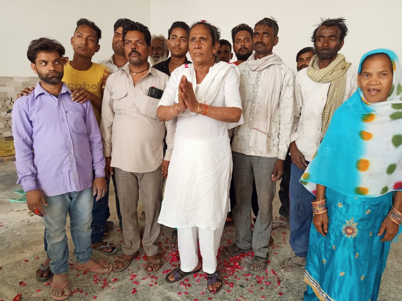 कांग्रेस सेवा दल जिला महासचिव एवं पूर्व पार्षद शोभा बाई किन्नर द्वारा मनाया गया होली मिलन समारोह | New India Times