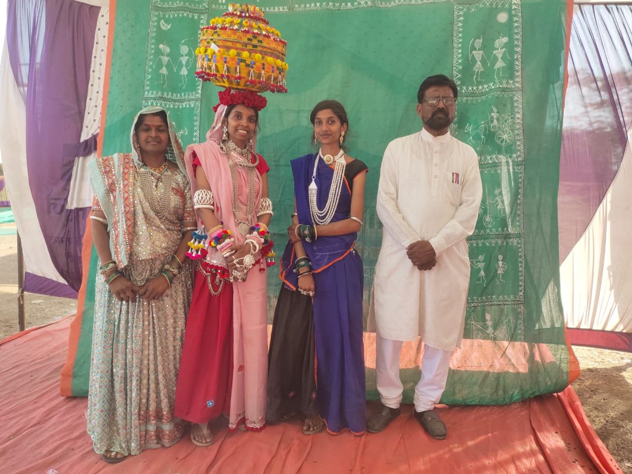 विलुप्त हो रही सामग्री की लगाई गई प्रदर्शनी व एक युवती दिप्तेश्वरी गुथरे द्वारा बनाया गया सेल्फी पॉइंट | New India Times