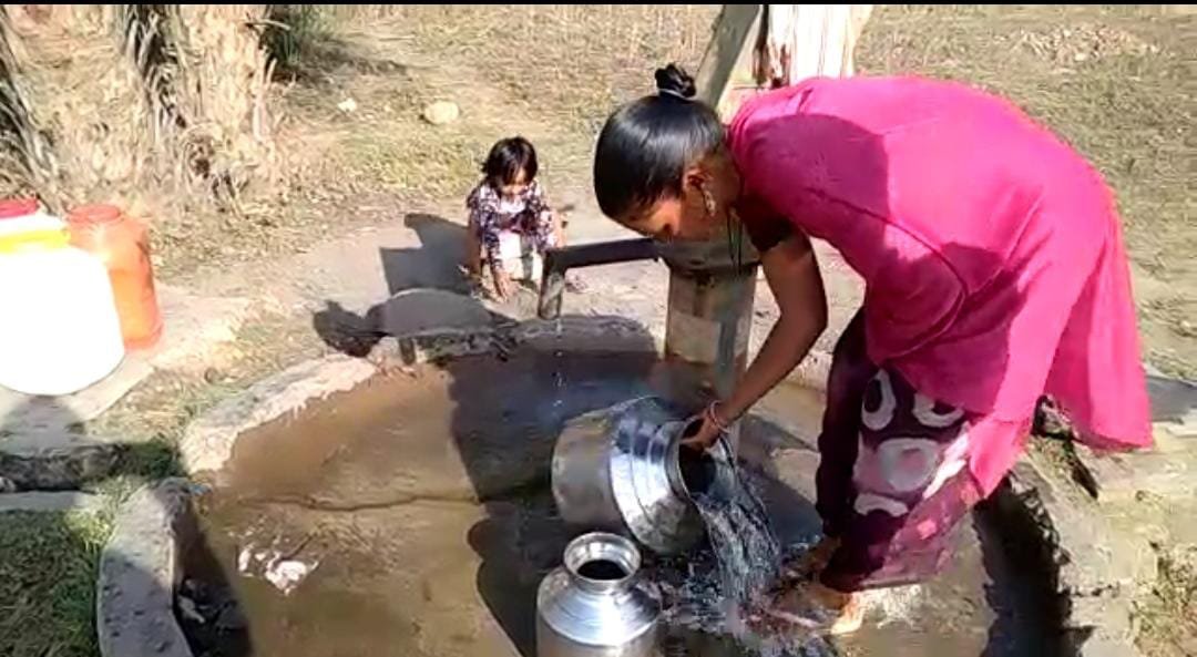 हैंडपंप से निकल रहा गंदा मटमैला पानी, ग्राम पंचायत के जिम्मेदार नहीं दे रहे हैं ध्यान | New India Times