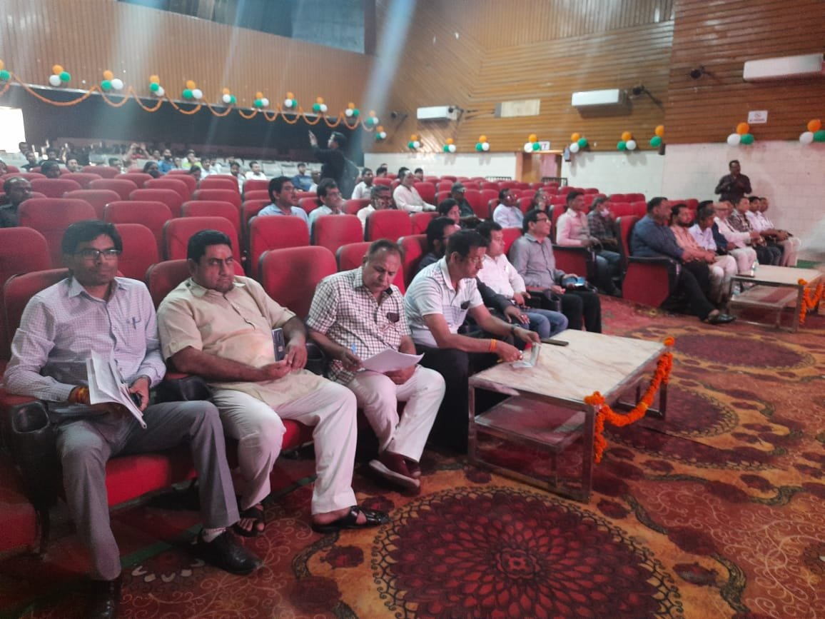 मुख्यमंत्री योगी आदित्यनाथ के शपथ ग्रहण समारोह का गांधी भवन में दिखाया गया लाइव प्रसारण. ज्यादातर कुर्सियां रहीं खाली | New India Times