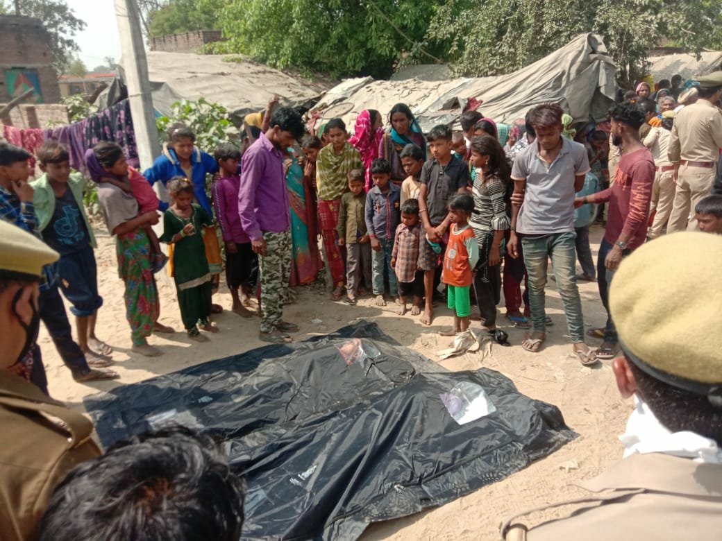 रोड किनारे सो रहे तीन युवकों को अज्ञात ट्रक ने रौंदा, दो की मौत एक घायल | New India Times