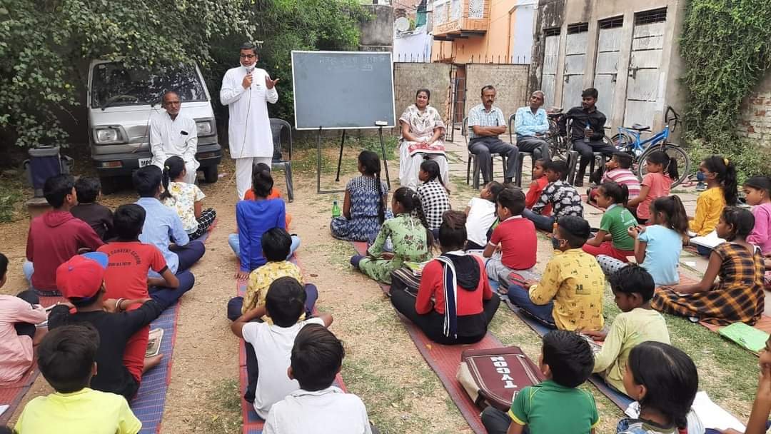 सफलता का आधार मूल्य आधारित जीवन: बी.के. प्रहलाद. मजदूर सेवार्थ पाठशाला की सिकंदर कंपू इकाई द्वारा मूल्य आधारित शिक्षा पर किया गया एक कार्यक्रम का आयोजन | New India Times