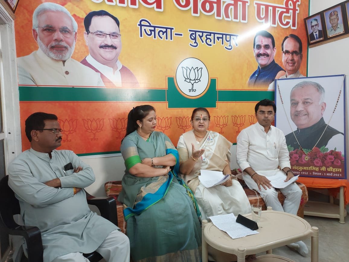 कमलनाथ सरकार ने आते ही बंद करवा दिया था वंदेमातरम् गान, मुख्यमंत्री श्री शिवराजसिंह चौहान के चौथे कार्यकाल के दो साल पूरे होने पर पत्रकार वार्ता में पूर्व मंत्री व भाजपा प्रदेश प्रवक्ता अर्चना चिटनिस ने रखी अपनी बात | New India Times