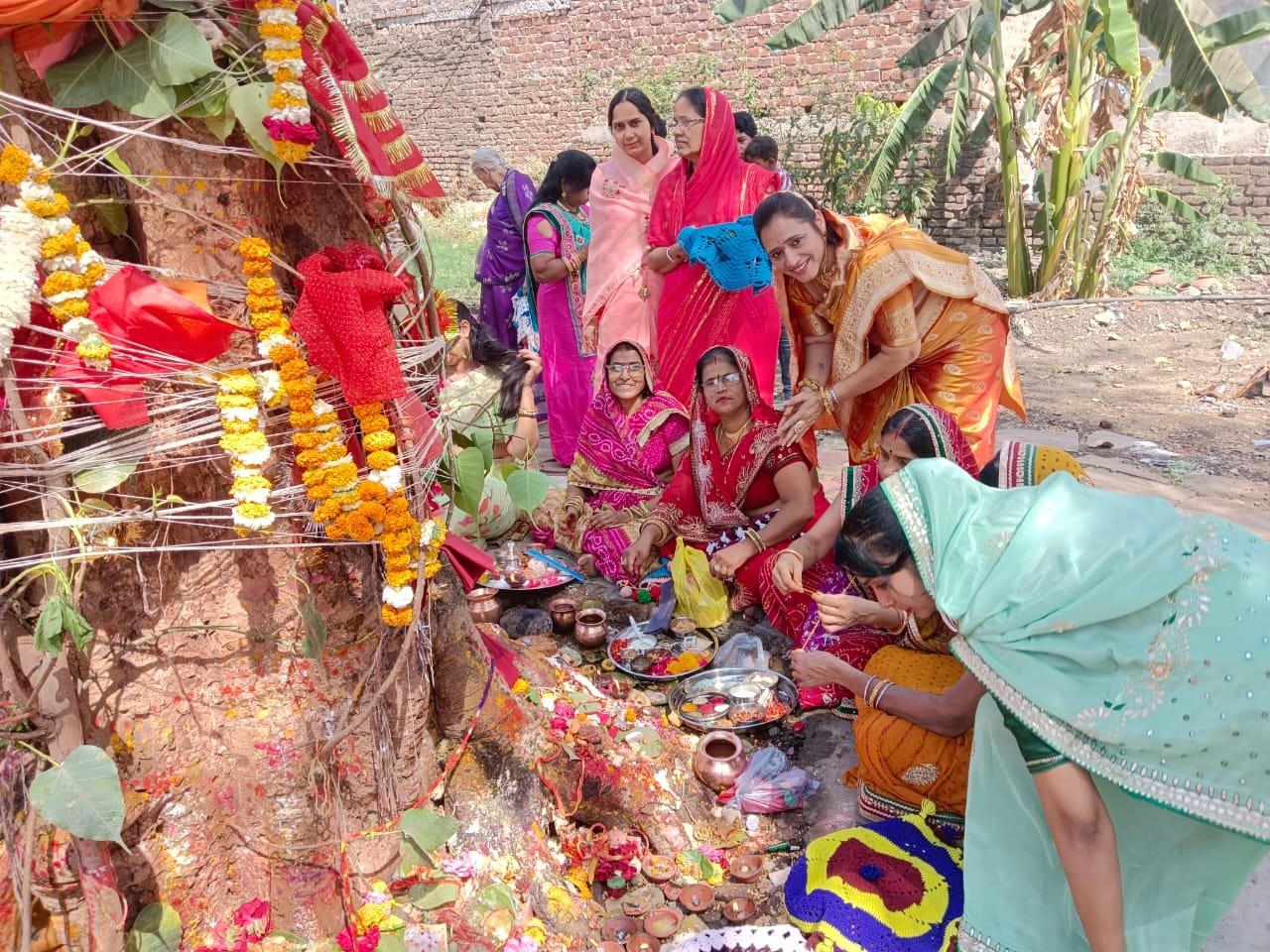 गृह दशा सुधारने व परिवार में सुख शांति समृद्धि लाने के लिए महिलाओं ने की पीपल की पूजा, पीपल की परिक्रमा कर धागा भी बांधा | New India Times